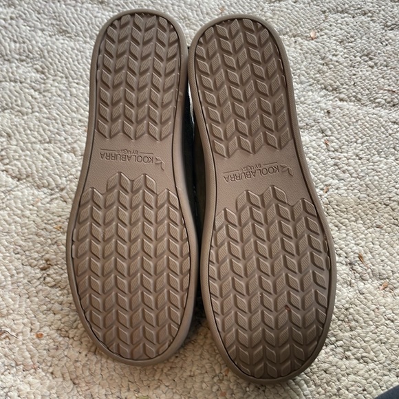 Koolaburra by Ugg short boots. Army green with white shearling tops & interior - Picture 6 of 7